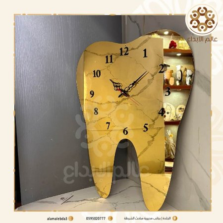 ساعة اكرلك دهبي تحته خشب شكل سن