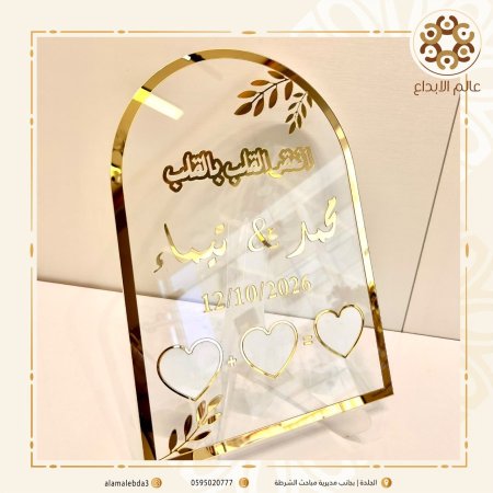 ستاند عقد القلب بالقلب شفاف واكرلك مع قاعدة